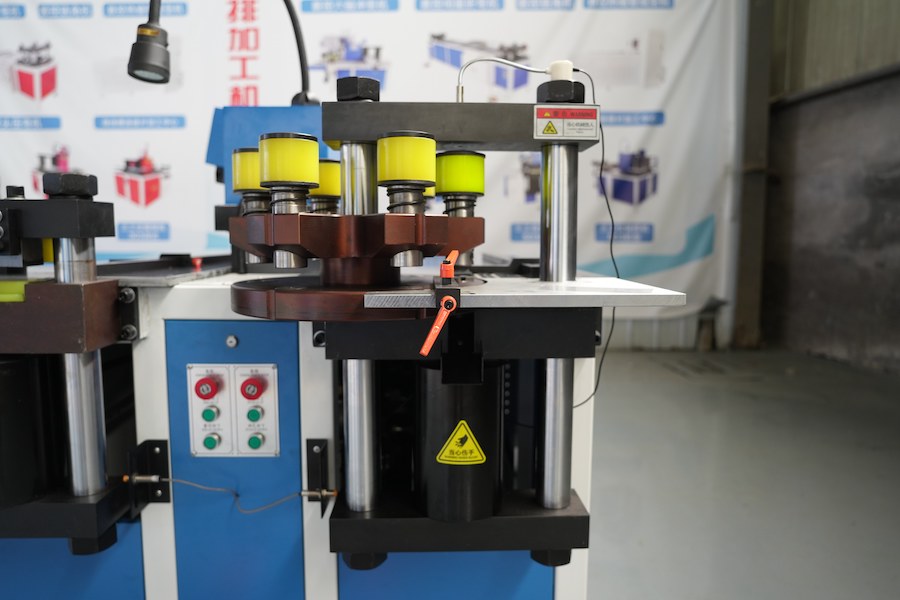 How many sets of punching dies can the busbar punching machine accommodate simultaneously?